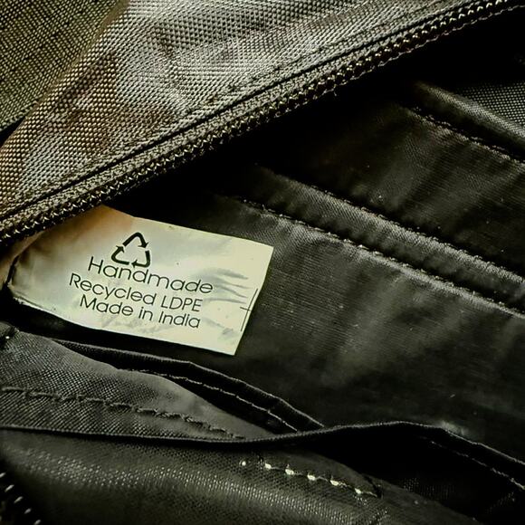 Conserve India Handmade Recycled Plastic HRP Zippered Crossbody Bag Gray NWT - Picture 4 of 10